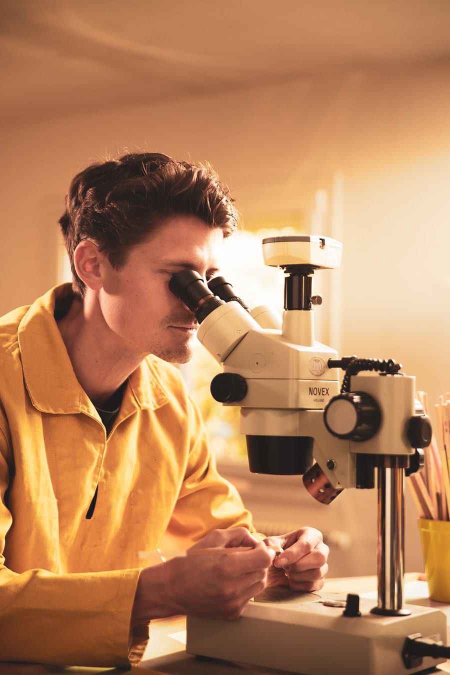 Contrôle d’une pièce à la loupe binoculaire